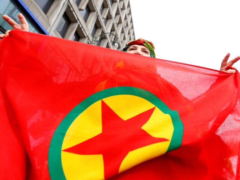 παραδίδουν-τα-όπλα-τους-μέλη-του-pkk-στο-ι-1470093