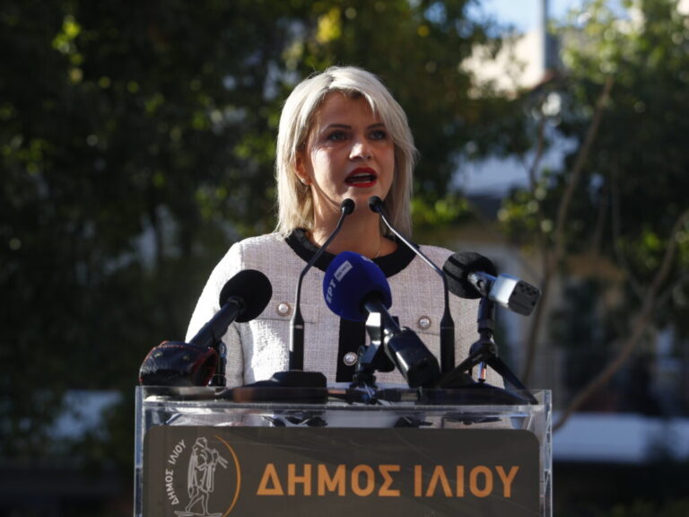 η-βλαχοmayorέσα-που-έχει-σηκώσει-τα-χέρια-1470144