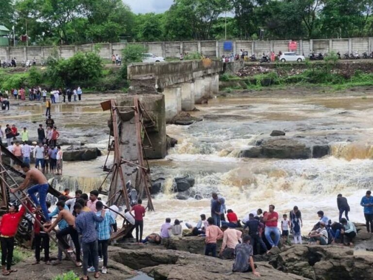 ινδία-κατέρρευσε-γέφυρα-σε-τουριστικ-1465311