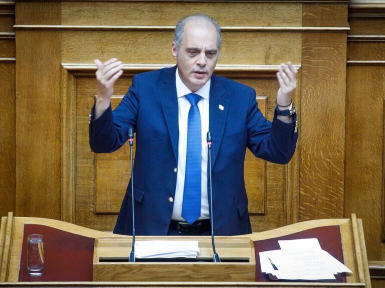 βουλή-για-κλάματα-με-μιλφόιλ-καρά-1464779