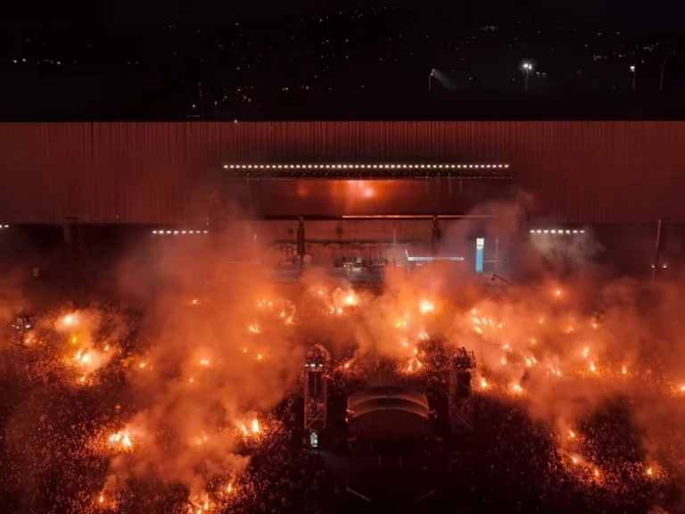 οακα-η-χάρις-αλεξίου-ανέβηκε-στη-σκηνή-1469684