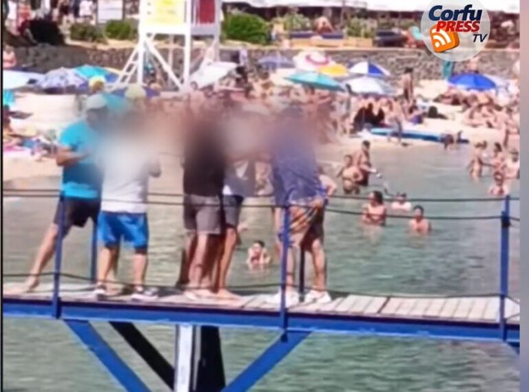ξύλο-σε-δημοτική-εξέδρα-στην-παλαιοκα-1474160