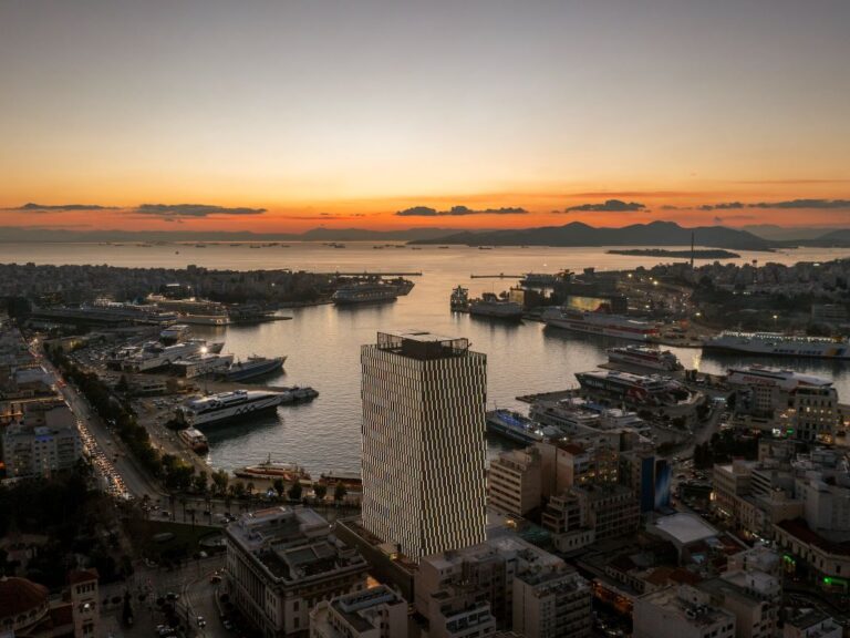 κορωνάτος-σύμβουλος-του-μώραλη-μπλ-1476835