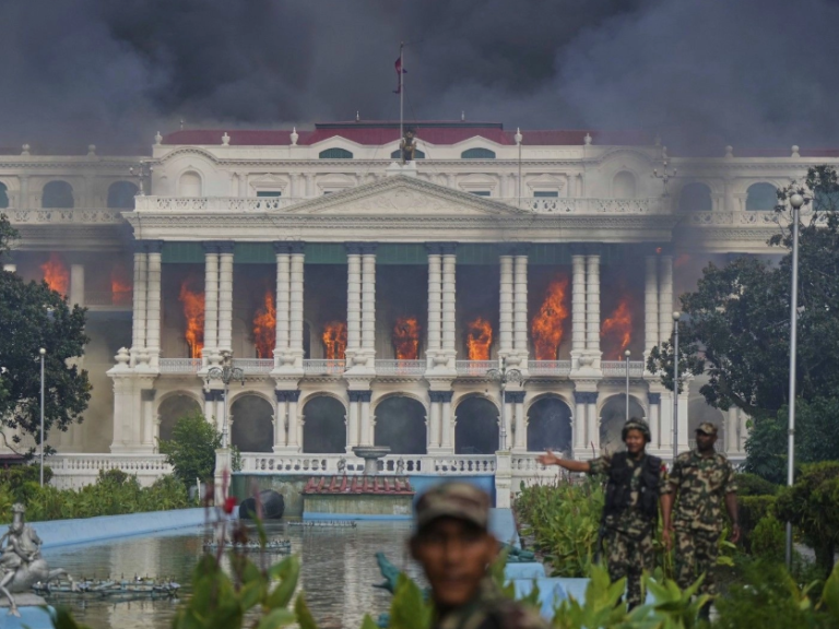 χάος-στο-νεπάλ-πυρπόλησαν-τη-σύζυγο-το-1490704