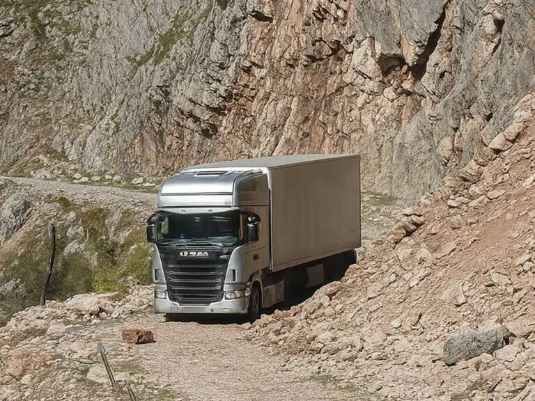 νταλίκα-εγκλωβίστηκε-σε-χωματόδρομο-1512001