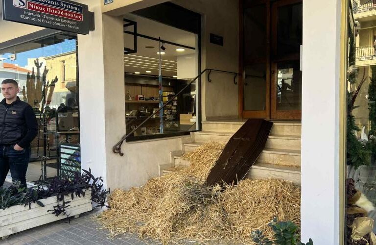 ρέθυμνο-άχυρο-αυγά-και-φέρετρο-στη-πορ-1525087