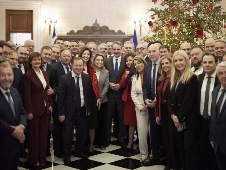 ο-μητσοτάκης-μοίρασε-στους-βουλευτές-1524432