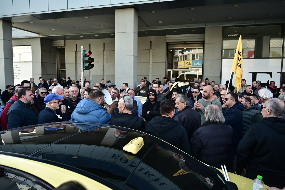 Απεργιακή συγκέντρωση και πορεία ταξί στην Αθήνα, Τρίτη 2 Δεκεμβρίου 2025. Η Πανελλήνια Ομοσπονδία Επαγγελματιών Αυτοκινητιστών Ταξί (ΠΟΕΙΑΤΑ) προχώρησε σε 48ωρη προειδοποιητική απεργία καθώς οι ιδιοκτήτες ταξί ζητούν να ικανοποιηθούν τα αιτήματά τους, τα οποία περιλαμβάνουν οικονομικά και θεσμικά ζητήματα που αφορούν τον κλάδο τους. (ΚΩΣΤΑΣ ΤΖΟΥΜΑΣ/EUROKINISSI)