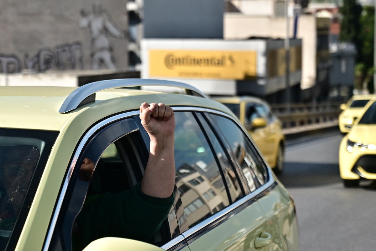 Απεργιακή συγκέντρωση και πορεία ταξί στην Αθήνα, Τρίτη 2 Δεκεμβρίου 2025. Η Πανελλήνια Ομοσπονδία Επαγγελματιών Αυτοκινητιστών Ταξί (ΠΟΕΙΑΤΑ) προχώρησε σε 48ωρη προειδοποιητική απεργία καθώς οι ιδιοκτήτες ταξί ζητούν να ικανοποιηθούν τα αιτήματά τους, τα οποία περιλαμβάνουν οικονομικά και θεσμικά ζητήματα που αφορούν τον κλάδο τους.  (ΚΩΣΤΑΣ ΤΖΟΥΜΑΣ/EUROKINISSI)