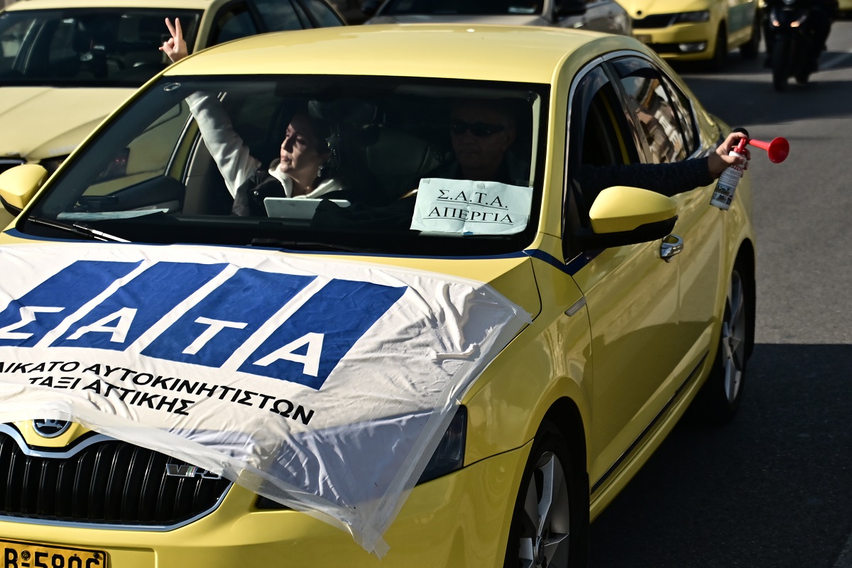 Απεργιακή συγκέντρωση και πορεία ταξί στην Αθήνα, Τρίτη 2 Δεκεμβρίου 2025. Η Πανελλήνια Ομοσπονδία Επαγγελματιών Αυτοκινητιστών Ταξί (ΠΟΕΙΑΤΑ) προχώρησε σε 48ωρη προειδοποιητική απεργία καθώς οι ιδιοκτήτες ταξί ζητούν να ικανοποιηθούν τα αιτήματά τους, τα οποία περιλαμβάνουν οικονομικά και θεσμικά ζητήματα που αφορούν τον κλάδο τους. (ΚΩΣΤΑΣ ΤΖΟΥΜΑΣ/EUROKINISSI)