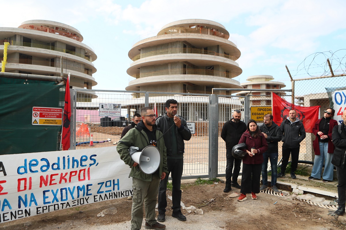 Απεργιακή συγκέντρωση από το Σωματείο Εργαζόμενων στο εργοτάξιο του Ελληνικού, Τρίτη 9 Δεκεμβρίου 2025. Οι εργαζόμενοι απέργησαν για το θάνατο 27χρονου εργάτη που έχασε την ζωή του, πέφτοντας στο κενό από μεγάλο ύψος στο εργοτάξιο του Little Athens στο Ελληνικό, το Σάββατο 6/12.  (ΣΩΤΗΡΗΣ ΔΗΜΗΤΡΟΠΟΥΛΟΣ/EUROKINISSI)