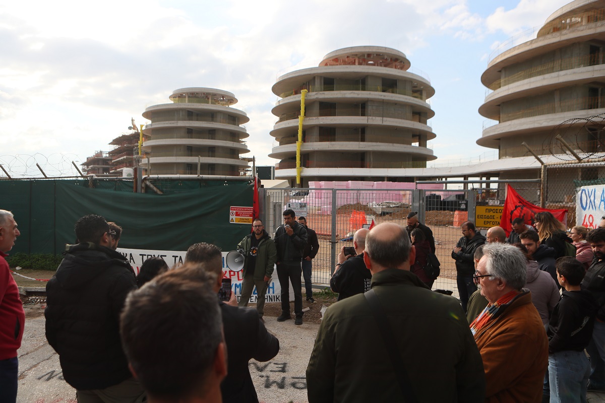 Απεργιακή συγκέντρωση από το Σωματείο Εργαζόμενων στο εργοτάξιο του Ελληνικού, Τρίτη 9 Δεκεμβρίου 2025. Οι εργαζόμενοι απέργησαν για το θάνατο 27χρονου εργάτη που έχασε την ζωή του, πέφτοντας στο κενό από μεγάλο ύψος στο εργοτάξιο του Little Athens στο Ελληνικό, το Σάββατο 6/12.  (ΣΩΤΗΡΗΣ ΔΗΜΗΤΡΟΠΟΥΛΟΣ/EUROKINISSI)
