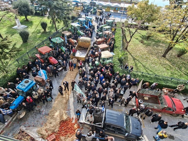 καβάλα-αγρότες-χύνουν-γάλα-καίνε-άχυρ-1522088