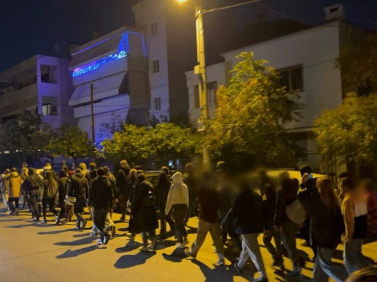 πορεία-του-ρουβίκωνα-έξω-από-το-σπίτι-τ-1523694