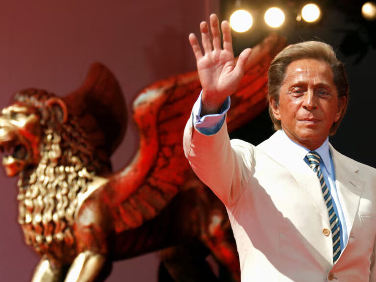 valentino-σε-λαϊκό-προσκύνημα-η-σορός-του-θρυλ-1536743