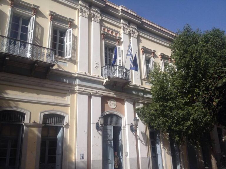μεγάλος-δήμος-διαδηλώνει-έξω-απ-τη-βο-1533324