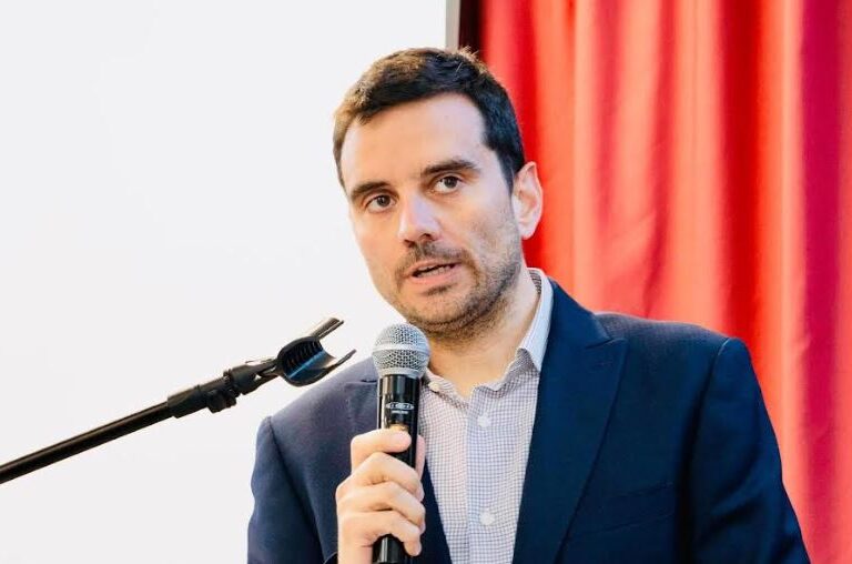 σμέρος-κατά-αηδόνη-το-αφήγημα-της-κα-1545710