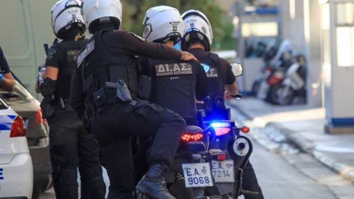 συνελήφθη-33χρονος-με-πιστόλι-και-χειρο-1551838