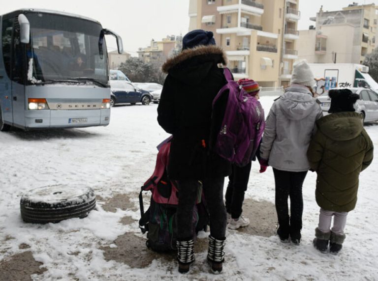 δήμαρχος-άνοιξε-σχολεία-εν-μέσω-χιονι-1541622