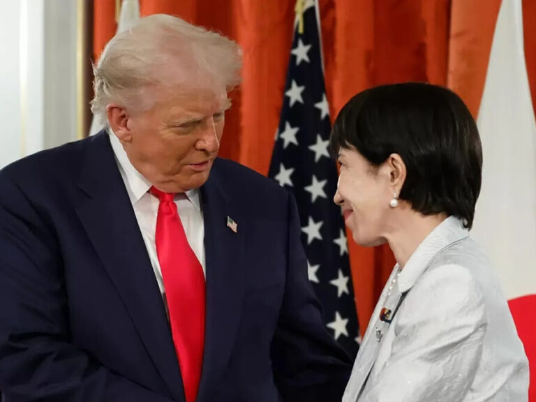 γλυκόλογα-τακαΐτσι-τραμπ-με-φόντο-τ-1560537