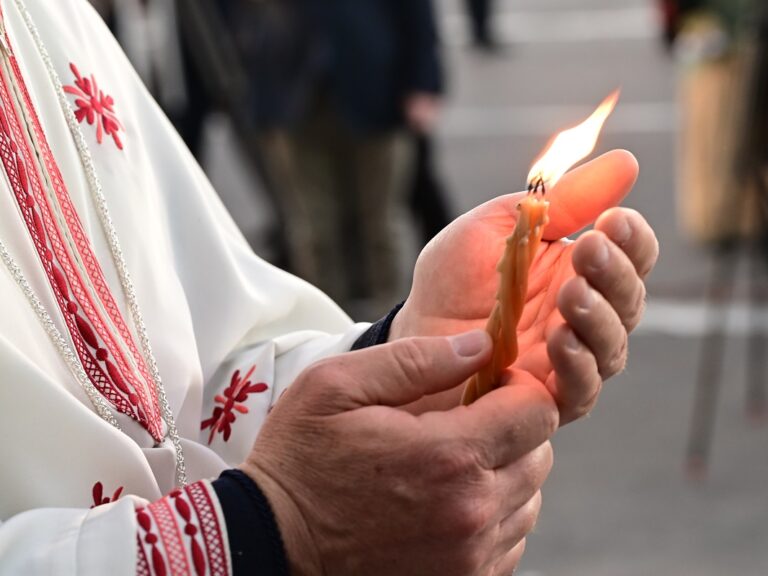 το-άγιο-φως-έφτασε-στην-αθήνα-ταξιδεύ-1565370