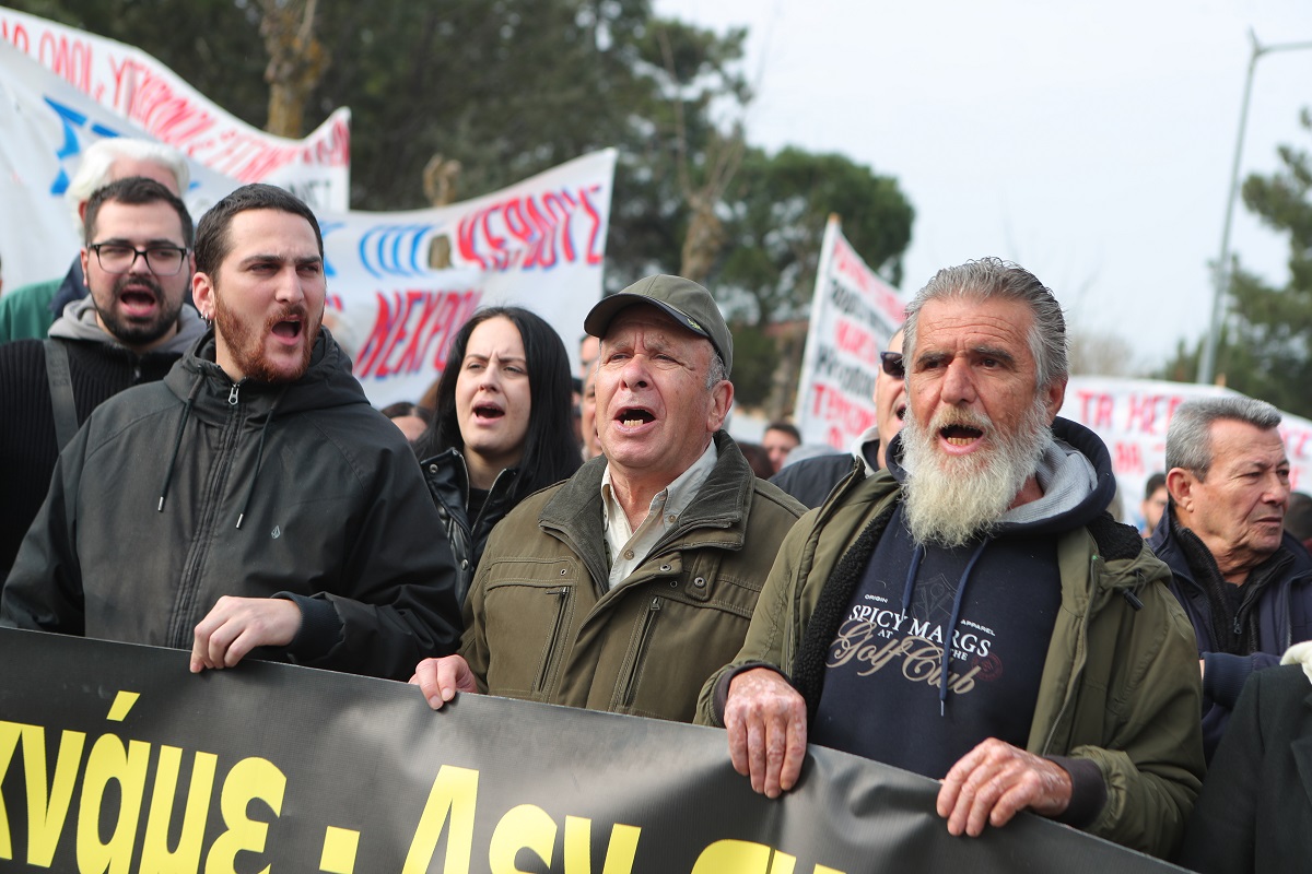 Συγκεντρώσεις έξω από το κτήριο του Συνεδριακού Κέντρου Πανεπιστημίου Θεσσαλίας που βρίσκεται στο συγκρότημα ΓΑΙΟΠΟΛΙΣ (πρώην ΤΕΙ Λάρισας) όπου διεξάγεται η δίκη για το σιδηροδρομικό δυστύχημα στα Τέμπη, που στοίχισε τη ζωή σε 57 ανθρώπους, κυρίως νέους ηλικίας 15 έως 25 ετών, στην Λάρισα, Δευτέρα 23 Μαρτίου 2026. Στο Τριμελές Εφετείο Κακουργημάτων παραπέμπονται 36 άτομα, ενώ οι μάρτυρες ξεπερνούν τους 350. Περισσότερα από 230 πρόσωπα - συγγενείς θυμάτων, επιζώντες και φορείς - θα παραστούν προς υποστήριξη της κατηγορίας. Οι 33 από τους κατηγορούμενους αντιμετωπίζουν βαριές κακουργηματικές κατηγορίες. Στο εδώλιο βρίσκονται στελέχη από όλο το φάσμα του σιδηροδρομικού συστήματος, συμπεριλαμβανομένων του ΟΣΕ, της ΕΡΓΟΣΕ, της ΡΑΣ, καθώς και της Hellenic Train.  (ΣΩΤΗΡΗΣ ΔΗΜΗΤΡΟΠΟΥΛΟΣ/EUROKINISSI)