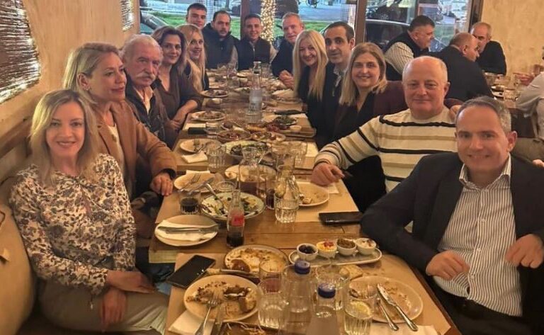 με-εκλεκτή-γαλάζια-παρέα-στη-νέα-σμύ-1554725