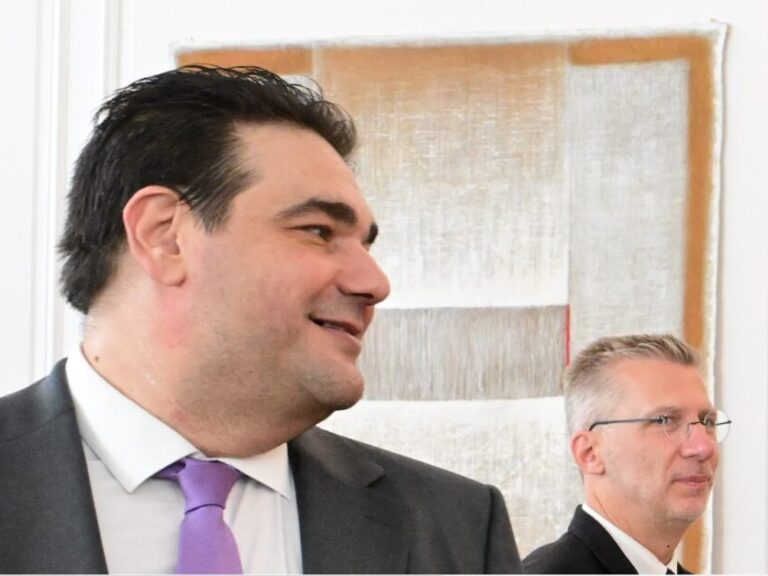 χέρι-χέρι-και-στον-ιδιωτικό-τομέα-λιβά-1558295