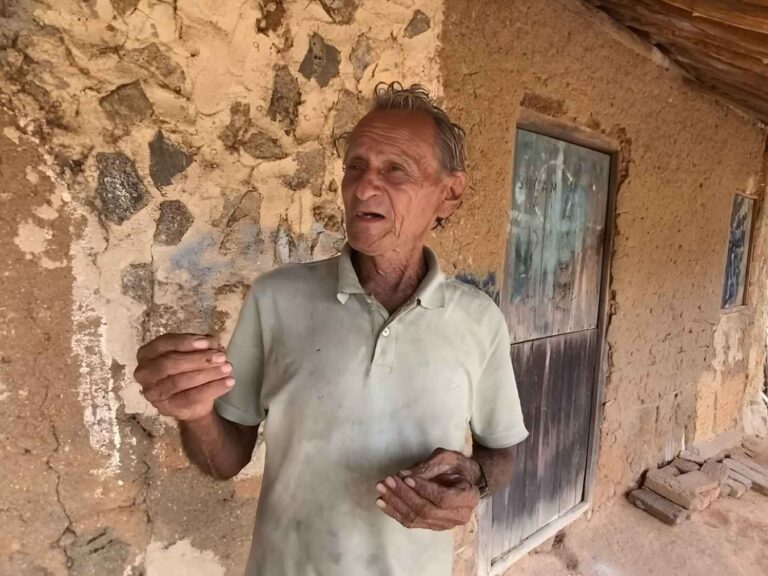 είναι-80-ετών-ζει-μόνος-σε-πλίθινο-σπίτι-1563308