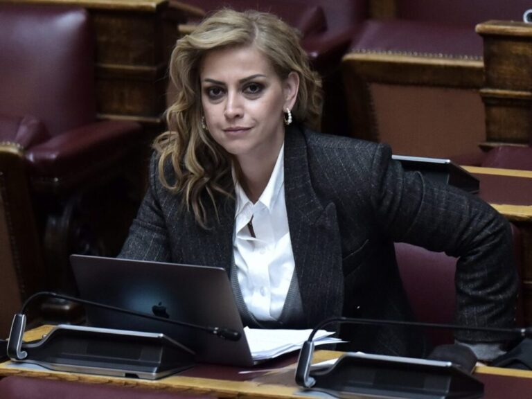 η-χρηστίδου-την-πέφτει-στον-μπακογι-1571143