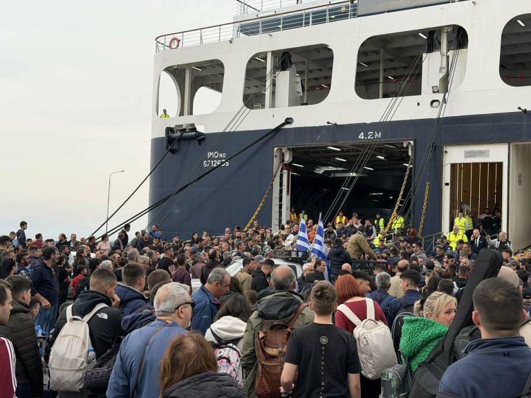 λέσβος-κτηνοτρόφοι-απέκλεισαν-το-λιμ-1571396