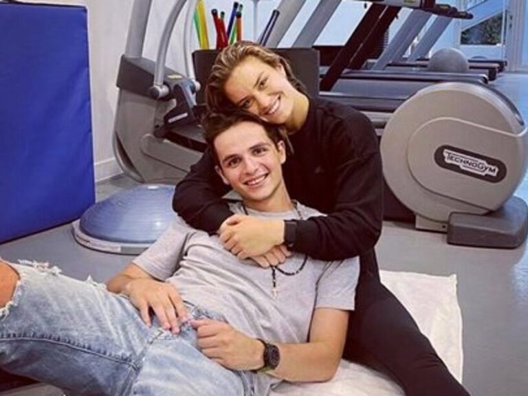 μητσοτάκης-και-σάκκαρη-στις-εξέδρες-τ-1578083