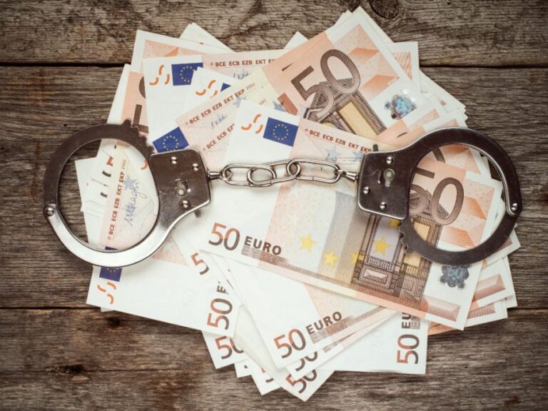 θεσσαλονίκη-χειροπέδες-σε-δημοσίο-1568344