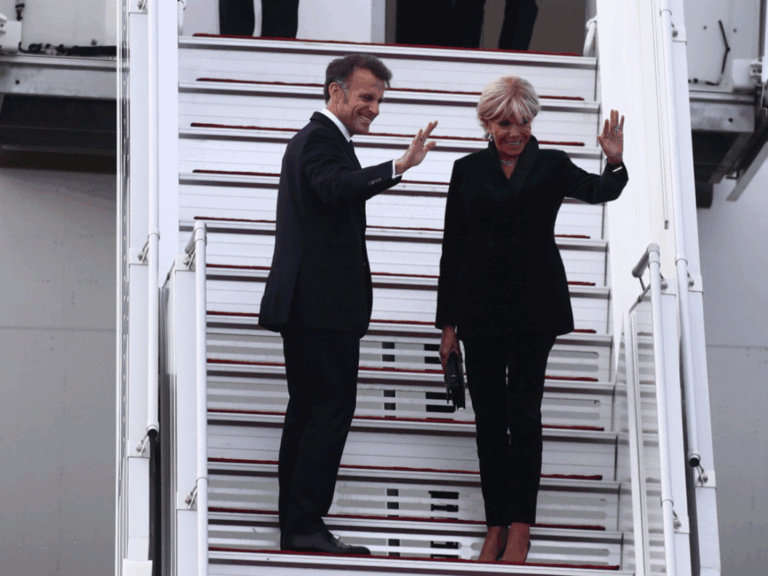 μακρόν-και-μπριζίτ-αναχώρησαν-από-την-1576756