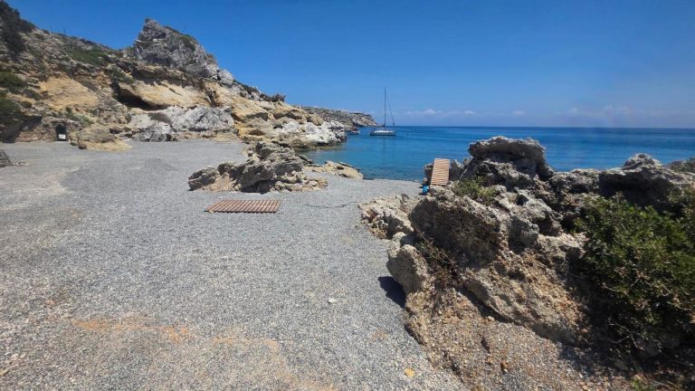 εταδ-ρόδος-απομάκρυνε-ομπρέλες-και-ξα-1590767