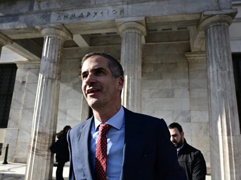 όταν-ο-μπακογιάννης-με-μια-χείρα-βοηθε-1585370