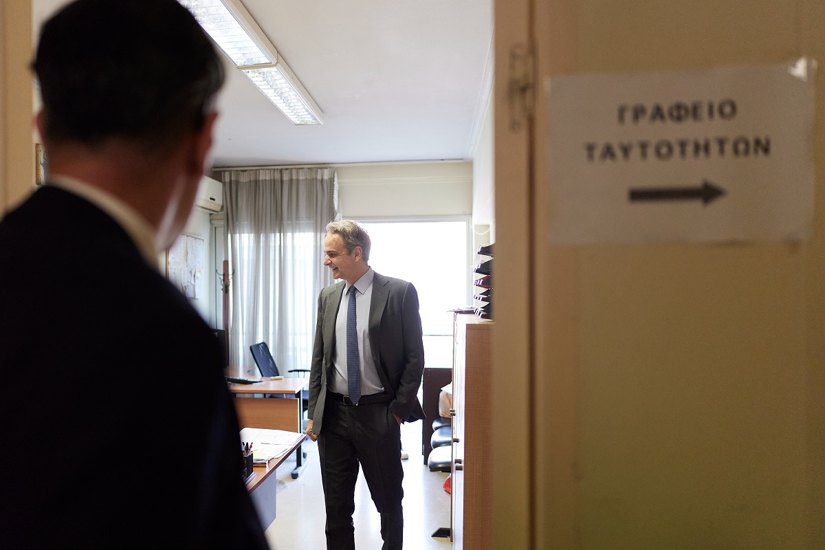 Έκδοση νέας ταυτότητας του Πρωθυπουργού Κυριάκου Μητσοτάκη. Τετάρτη 24 Ιουνίου 2026 (ΔΗΜΗΤΡΗΣ ΠΑΠΑΜΗΤΣΟΣ/ Γ.Τ ΠΡΩΘΥΠΟΥΡΓΟΥ/EUROKINISSI)
