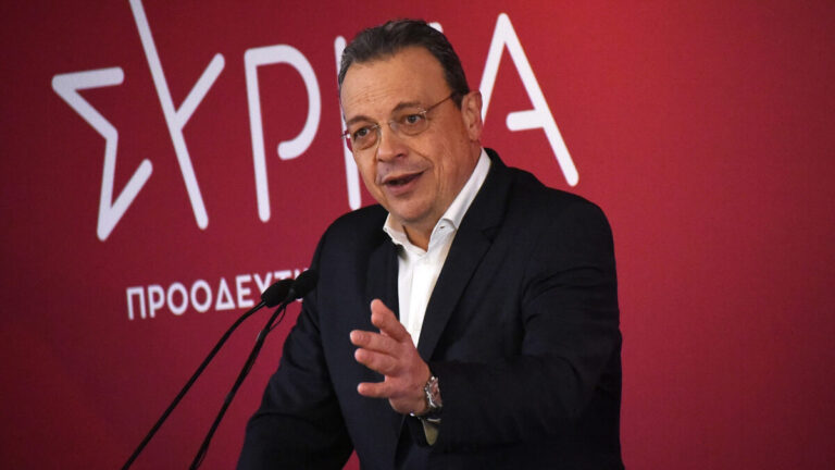 φάμελλος-δεν-στεκόμαστε-αντιπαραθετ-1595637