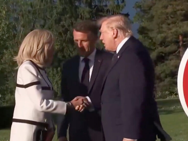 g7-η-αμήχανη-χειραψία-του-τραμπ-με-τη-μπρ-1599770