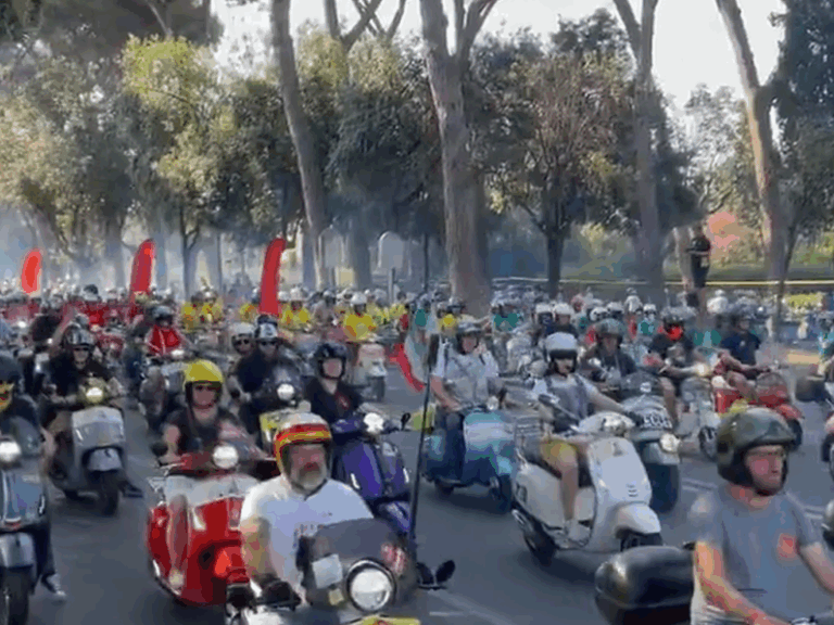 ρώμη-χιλιάδες-vespa-στους-δρόμους-για-την-80-1604793