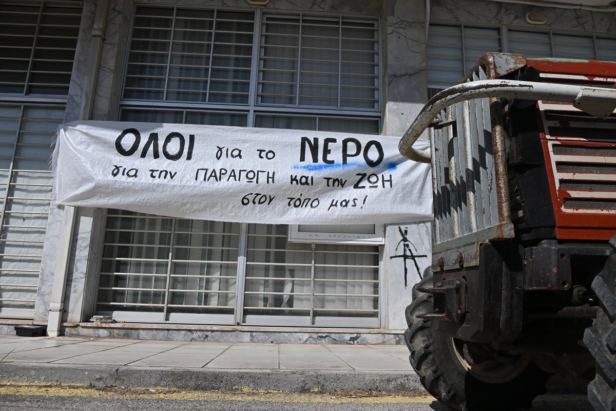 Ναύπλιο - Συγκέντρωση διαμαρτυρίας αγροτών και φορέων για το νερό στο κτίριο της Περιφερειακής Ενότητας Αργολίδας γιατι οι υποδομές είναι σε εγκατάλειψη, οι φορείς και οι υπηρεσίες που διαχειρίζονται το νερό είναι σε απαξίωση, δεν εφαρμόζονται οι αναγκαίες πολιτικές προστασίας των πηγών, πλήρους αξιοποίησης και ορθής διαχείρισης των υδατικών πόρων της περιοχής, οι όποιες αποφάσεις παίρνονται χωρίς διαφάνεια, διαβούλευση και ορθολογισμό και όλες οι επιλογές οδηγούν σε συγκεντρωτικά μοντέλα διαχείρισης που στόχο έχουν την ιδιωτικοποίηση του νερού. Τρίτη 21 Ιουλίου 2026 (ΒΑΣΙΛΗΣ ΠΑΠΑΔΟΠΟΥΛΟΣ / EUROKINISSI)