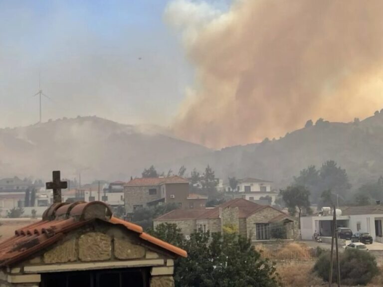 μεγάλη-πυρκαγιά-από-εκρήξεις-σε-πεδίο-1617914