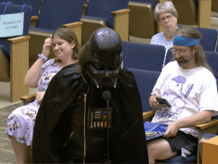 άνδρας-ντυμένος-darthvader-εισέβαλε-σε-δημο-1627462