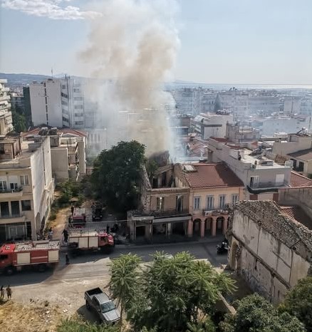 πάτρα-φλόγες-δίπλα-σε-σπίτια-καιγότα-1623376